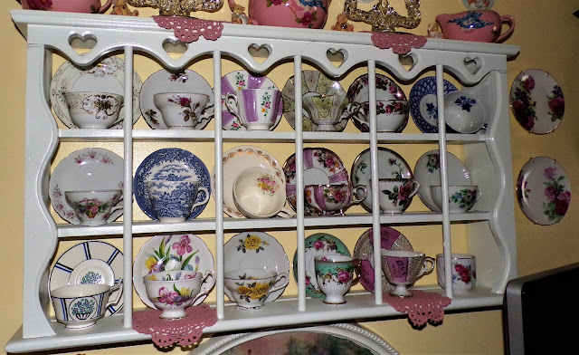 I found this tea cup display rack for $5.00 at an antique show yesterday!  I'm so happy I can finally display most of my teacups in one spot, since I  have no
