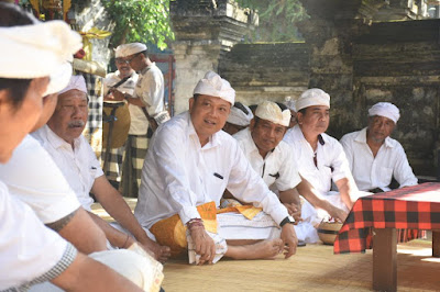 Walikota Rai Mantra hadiri Pujawali Di Pura Kesuma Jati Sanur.
