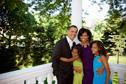 Rais Obama na watoto wake Malia na Natasha pamoja na mkewe Michelle katika .
