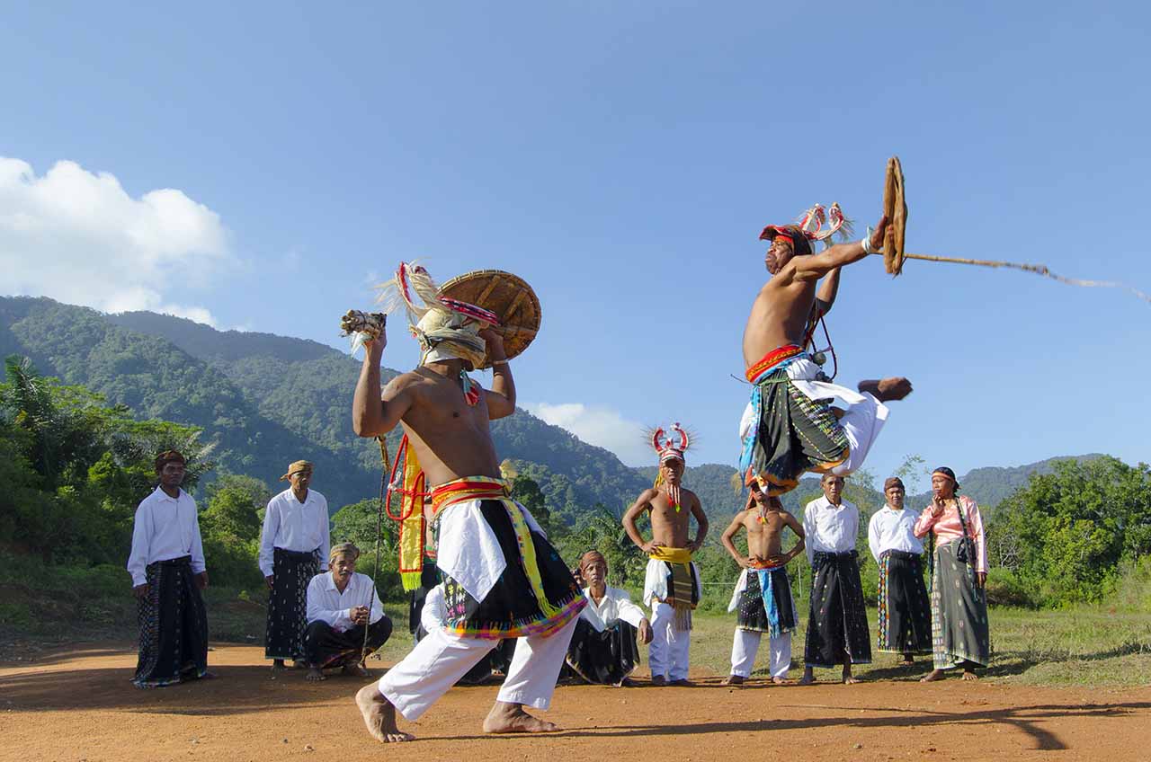 Tari Caci Tarian Tradisional Dari Flores Provinsi Nusa 