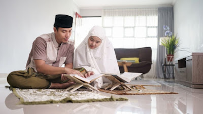 Doa penghapus dosa perlu dibaca dan diamalkan setiap muslim yang hendak bertaubat. Pelaksanaan taubat ini tentunya harus dibarengi dengan keseriusan, menyesali perbuatan, dan tidak akan mengulangi dosa kesalahan yang sama. Selain itu, sesudah melaksanakan ibadah salat lima waktu, umat muslim dianjurkan untuk membaca doa penghapus dosa.  Setiap manusia tentu memiliki dosa dan kesalahan. Menurut Rasulullah SAW, sebaik-baiknya pelaku dosa adalah orang yang menyadari kesalahannya lalu bertobat. Hal ini sebagaimana yang disebutkan dalam sebuah hadis, artinya:  “Setiap anak keturunan Adam itu berbuat dosa. Dan sebaik-baik orang yang berbuat dosa adalah orang-orang yang mau bertobat” (HR Ibnu Majah).  Setiap muslim yang ingin menghapus dosa-dosanya, hendaknya bertaubat. Taubat sendiri merupakan jalan untuk menghapus dosa dan kesalahan yang pernah dilakukan. Sebesar apapun kesalahan manusia, Allah akan mengampuni jika hamba-Nya bertaubat dengan sungguh-sungguh dan tidak mengulangi kesalahannya.  Pelaksanaan taubat harus dibarengi dengan keikhlasan, keseriusan, menyesali perbuatan, serta tidak akan mengulangi dosa kesalahan yang sama. Setelah melakukan salat taubat, umat muslim dianjurkan untuk membaca doa taubat atau doa penghapus dosa sebagai berikut:  Doa Dimudahkan Urusan beserta Artinya dalam Islam yang Mudah Diamalkan  اللَّهُمَّ أَنْتَ رَبِّي لَا إِلَهَ إِلَّا أَنْتَ خَلَقْتَنِي وَأَنَا عَبْدُكَ وَأَنَا عَلَى عَهْدِكَ وَوَعْدِكَ مَا اسْتَطَعْتُ أَعُوذُ بِكَ مِنْ شَرِّ مَا صَنَعْتُ أَبُوءُ لَكَ بِنِعْمَتِكَ عَلَيَّ وَأَبُوءُ لَكَ بِذَنْبِي فَاغْفِرْ لِي فَإِنَّهُ لَا يَغْفِرُ الذُّنُوبَ إِلَّا أَنْتَ  Allahumma anta rabbi la ilaha illa anta, khalaqtani wa ana abduka wa ana 'ala ahdika wa wa'dika mastatha'tu, a'udzu bika min syarri ma shana'tu, abu'u laka bini'matika 'alayya wa abu'u bidzanbi faghfirli fa innahu laa yaghfirudz dzunuba illa anta.  Arti doa penghapus doa:  " Ya Allah, Engkau adalah lah Tuhanku, tiada tuhan selain Engkau yang telah menciptakan aku. Aku adalah hamba Mu dan aku berada di atas sumpahku dan janjiku pada-Mu semampuku. Aku berlindung kepada-Mu dari keburukan yang aku lakukan. Aku mengakui atas nikmat yang Engkau berikan kepadaku dan aku mengakui dosa (yang aku perbuat). Maka, maafkanlah aku. Sesungguhnya tidak ada yang bisa mengampuni dosa-dosa selain Engkau."  Doa penghapus dosa selanjutnya ini bisa dibaca dan diamalkan setelah salat lima waktu. Doa pendek ini perlu dibaca umat muslim agar mendapat ampunan dari Allah SWT. Adapun doa penghapus dosa sesudah salat adalah sebagai berikut:  Allahumma inni as'alukal 'afwa wal 'afiyah fid dini wad dunya wal akhirah.  Artinya:  " Ya Allah, sungguh, aku memohon kepada-Mu maaf dan kekuatan pada agama, dunia, dan akhirat."  Doa untuk Membalas Orang yang Menzalimi Kita Sesuai Syariat Islam  Waktu Mustajab untuk Berdoa Menurut Islam, Sujud Salat hingga saat Hujan  Shalat taubat bisa dilakukan kapan saja, baik di waktu siang maupun malam hari. Namun, sebagian ulama menyarankan untuk melaksanakannya di waktu sepertiga malam atau bisa dilakukan selama waktu salat tahajud dilaksanakan. Pasalnya, pada waktu ini para malaikat menyaksikan ketika seseorang memanjatkan doa shalat tobat.  Setiap muslim yang melakukan taubat dengan baik dan sungguh-sungguh, pasti dosanya akan diampuni oleh Allah SWT. Hal ini sebagaimana tertuang dalam salah satu hadits yang diriwayatkan oleh Imam Tirmidzi, Rasulullah SAW bersabda, artinya:  "Tidaklah seseorang berbuat dosa lalu ia beranjak bersuci, melakukan shalat kemudian beristighfar meminta ampun kepada Allah kecuali Allah mengampuninya."  Perbanyak Dzikir  Dzikir merupakan aktivitas umat muslim untuk menyebut nama Allah SWT. Setiap muslim dianjurkan untuk selalu mengingat Allah dengan cara berdzikir. Selain untuk memuja kebesaran Allah SWT, berdzikir juga dapat membuat hati dan pikiran seseorang menjadi lebih tenang.  Selain itu, dzikir juga dapat dijadikan amalan untuk menghapus dosa dan kesalahan. Hal ini sebagaimana sabda Nabi Muhammad dalam hadis riwayat Bukhari, berikut ini:  "Barang siapa yang berkata suhanallah wa bihamdihi (Maha suci Allah dan dengan segala pujian bagi-Nya), sebanyak 100 kali, maka akan dihapus dosa-dosanya sekalipun sebanyak buih lautan."  Puasa Ramadan  Amalan penghapus dosa selanjutnya, yaitu menunaikan ibadah puasa Ramadan. Setiap muslim yang mau mengerjakan ibadah wajib ini, dosa-dosanya akan diampuni oleh Allah SWT. Sebagaimana yang tertuang dalam hadis riwayat Bukhari, Rasulullah SAW bersabda, artinya:  “Barang siapa yang puasa Ramadan karena iman dan mengharapkan pahala, akan diampuni dosa-dosanya yang telah lalu.” Doa penghapus dosa perlu dibaca dan diamalkan setiap muslim yang hendak bertaubat. Pelaksanaan taubat ini tentunya harus dibarengi dengan keseriusan, menyesali perbuatan, dan tidak akan mengulangi dosa kesalahan yang sama. Selain itu, sesudah melaksanakan ibadah salat lima waktu, umat muslim dianjurkan untuk membaca doa penghapus dosa.  Setiap manusia tentu memiliki dosa dan kesalahan. Menurut Rasulullah SAW, sebaik-baiknya pelaku dosa adalah orang yang menyadari kesalahannya lalu bertobat. Hal ini sebagaimana yang disebutkan dalam sebuah hadis, artinya:  “Setiap anak keturunan Adam itu berbuat dosa. Dan sebaik-baik orang yang berbuat dosa adalah orang-orang yang mau bertobat” (HR Ibnu Majah).  Setiap muslim yang ingin menghapus dosa-dosanya, hendaknya bertaubat. Taubat sendiri merupakan jalan untuk menghapus dosa dan kesalahan yang pernah dilakukan. Sebesar apapun kesalahan manusia, Allah akan mengampuni jika hamba-Nya bertaubat dengan sungguh-sungguh dan tidak mengulangi kesalahannya.  Pelaksanaan taubat harus dibarengi dengan keikhlasan, keseriusan, menyesali perbuatan, serta tidak akan mengulangi dosa kesalahan yang sama. Setelah melakukan salat taubat, umat muslim dianjurkan untuk membaca doa taubat atau doa penghapus dosa sebagai berikut:  Doa Dimudahkan Urusan beserta Artinya dalam Islam yang Mudah Diamalkan  اللَّهُمَّ أَنْتَ رَبِّي لَا إِلَهَ إِلَّا أَنْتَ خَلَقْتَنِي وَأَنَا عَبْدُكَ وَأَنَا عَلَى عَهْدِكَ وَوَعْدِكَ مَا اسْتَطَعْتُ أَعُوذُ بِكَ مِنْ شَرِّ مَا صَنَعْتُ أَبُوءُ لَكَ بِنِعْمَتِكَ عَلَيَّ وَأَبُوءُ لَكَ بِذَنْبِي فَاغْفِرْ لِي فَإِنَّهُ لَا يَغْفِرُ الذُّنُوبَ إِلَّا أَنْتَ  Allahumma anta rabbi la ilaha illa anta, khalaqtani wa ana abduka wa ana 'ala ahdika wa wa'dika mastatha'tu, a'udzu bika min syarri ma shana'tu, abu'u laka bini'matika 'alayya wa abu'u bidzanbi faghfirli fa innahu laa yaghfirudz dzunuba illa anta.  Arti doa penghapus doa:  " Ya Allah, Engkau adalah lah Tuhanku, tiada tuhan selain Engkau yang telah menciptakan aku. Aku adalah hamba Mu dan aku berada di atas sumpahku dan janjiku pada-Mu semampuku. Aku berlindung kepada-Mu dari keburukan yang aku lakukan. Aku mengakui atas nikmat yang Engkau berikan kepadaku dan aku mengakui dosa (yang aku perbuat). Maka, maafkanlah aku. Sesungguhnya tidak ada yang bisa mengampuni dosa-dosa selain Engkau."  Doa penghapus dosa selanjutnya ini bisa dibaca dan diamalkan setelah salat lima waktu. Doa pendek ini perlu dibaca umat muslim agar mendapat ampunan dari Allah SWT. Adapun doa penghapus dosa sesudah salat adalah sebagai berikut:  Allahumma inni as'alukal 'afwa wal 'afiyah fid dini wad dunya wal akhirah.  Artinya:  " Ya Allah, sungguh, aku memohon kepada-Mu maaf dan kekuatan pada agama, dunia, dan akhirat."  Doa untuk Membalas Orang yang Menzalimi Kita Sesuai Syariat Islam  Waktu Mustajab untuk Berdoa Menurut Islam, Sujud Salat hingga saat Hujan  Shalat taubat bisa dilakukan kapan saja, baik di waktu siang maupun malam hari. Namun, sebagian ulama menyarankan untuk melaksanakannya di waktu sepertiga malam atau bisa dilakukan selama waktu salat tahajud dilaksanakan. Pasalnya, pada waktu ini para malaikat menyaksikan ketika seseorang memanjatkan doa shalat tobat.  Setiap muslim yang melakukan taubat dengan baik dan sungguh-sungguh, pasti dosanya akan diampuni oleh Allah SWT. Hal ini sebagaimana tertuang dalam salah satu hadits yang diriwayatkan oleh Imam Tirmidzi, Rasulullah SAW bersabda, artinya:  "Tidaklah seseorang berbuat dosa lalu ia beranjak bersuci, melakukan shalat kemudian beristighfar meminta ampun kepada Allah kecuali Allah mengampuninya."  Perbanyak Dzikir  Dzikir merupakan aktivitas umat muslim untuk menyebut nama Allah SWT. Setiap muslim dianjurkan untuk selalu mengingat Allah dengan cara berdzikir. Selain untuk memuja kebesaran Allah SWT, berdzikir juga dapat membuat hati dan pikiran seseorang menjadi lebih tenang.  Selain itu, dzikir juga dapat dijadikan amalan untuk menghapus dosa dan kesalahan. Hal ini sebagaimana sabda Nabi Muhammad dalam hadis riwayat Bukhari, berikut ini:  "Barang siapa yang berkata suhanallah wa bihamdihi (Maha suci Allah dan dengan segala pujian bagi-Nya), sebanyak 100 kali, maka akan dihapus dosa-dosanya sekalipun sebanyak buih lautan."  Puasa Ramadan  Amalan penghapus dosa selanjutnya, yaitu menunaikan ibadah puasa Ramadan. Setiap muslim yang mau mengerjakan ibadah wajib ini, dosa-dosanya akan diampuni oleh Allah SWT. Sebagaimana yang tertuang dalam hadis riwayat Bukhari, Rasulullah SAW bersabda, artinya:  “Barang siapa yang puasa Ramadan karena iman dan mengharapkan pahala, akan diampuni dosa-dosanya yang telah lalu.”, Doa penghapus dosa perlu dibaca dan diamalkan setiap muslim yang hendak bertaubat. Pelaksanaan taubat ini tentunya harus dibarengi dengan keseriusan, menyesali perbuatan, dan tidak akan mengulangi dosa kesalahan yang sama. Selain itu, sesudah melaksanakan ibadah salat lima waktu, umat muslim dianjurkan untuk membaca doa penghapus dosa.  Setiap manusia tentu memiliki dosa dan kesalahan. Menurut Rasulullah SAW, sebaik-baiknya pelaku dosa adalah orang yang menyadari kesalahannya lalu bertobat. Hal ini sebagaimana yang disebutkan dalam sebuah hadis, artinya:  “Setiap anak keturunan Adam itu berbuat dosa. Dan sebaik-baik orang yang berbuat dosa adalah orang-orang yang mau bertobat” (HR Ibnu Majah).  Setiap muslim yang ingin menghapus dosa-dosanya, hendaknya bertaubat. Taubat sendiri merupakan jalan untuk menghapus dosa dan kesalahan yang pernah dilakukan. Sebesar apapun kesalahan manusia, Allah akan mengampuni jika hamba-Nya bertaubat dengan sungguh-sungguh dan tidak mengulangi kesalahannya.  Pelaksanaan taubat harus dibarengi dengan keikhlasan, keseriusan, menyesali perbuatan, serta tidak akan mengulangi dosa kesalahan yang sama. Setelah melakukan salat taubat, umat muslim dianjurkan untuk membaca doa taubat atau doa penghapus dosa sebagai berikut:  Doa Dimudahkan Urusan beserta Artinya dalam Islam yang Mudah Diamalkan  اللَّهُمَّ أَنْتَ رَبِّي لَا إِلَهَ إِلَّا أَنْتَ خَلَقْتَنِي وَأَنَا عَبْدُكَ وَأَنَا عَلَى عَهْدِكَ وَوَعْدِكَ مَا اسْتَطَعْتُ أَعُوذُ بِكَ مِنْ شَرِّ مَا صَنَعْتُ أَبُوءُ لَكَ بِنِعْمَتِكَ عَلَيَّ وَأَبُوءُ لَكَ بِذَنْبِي فَاغْفِرْ لِي فَإِنَّهُ لَا يَغْفِرُ الذُّنُوبَ إِلَّا أَنْتَ  Allahumma anta rabbi la ilaha illa anta, khalaqtani wa ana abduka wa ana 'ala ahdika wa wa'dika mastatha'tu, a'udzu bika min syarri ma shana'tu, abu'u laka bini'matika 'alayya wa abu'u bidzanbi faghfirli fa innahu laa yaghfirudz dzunuba illa anta.  Arti doa penghapus doa:  " Ya Allah, Engkau adalah lah Tuhanku, tiada tuhan selain Engkau yang telah menciptakan aku. Aku adalah hamba Mu dan aku berada di atas sumpahku dan janjiku pada-Mu semampuku. Aku berlindung kepada-Mu dari keburukan yang aku lakukan. Aku mengakui atas nikmat yang Engkau berikan kepadaku dan aku mengakui dosa (yang aku perbuat). Maka, maafkanlah aku. Sesungguhnya tidak ada yang bisa mengampuni dosa-dosa selain Engkau."  Doa penghapus dosa selanjutnya ini bisa dibaca dan diamalkan setelah salat lima waktu. Doa pendek ini perlu dibaca umat muslim agar mendapat ampunan dari Allah SWT. Adapun doa penghapus dosa sesudah salat adalah sebagai berikut:  Allahumma inni as'alukal 'afwa wal 'afiyah fid dini wad dunya wal akhirah.  Artinya:  " Ya Allah, sungguh, aku memohon kepada-Mu maaf dan kekuatan pada agama, dunia, dan akhirat."  Doa untuk Membalas Orang yang Menzalimi Kita Sesuai Syariat Islam  Waktu Mustajab untuk Berdoa Menurut Islam, Sujud Salat hingga saat Hujan  Shalat taubat bisa dilakukan kapan saja, baik di waktu siang maupun malam hari. Namun, sebagian ulama menyarankan untuk melaksanakannya di waktu sepertiga malam atau bisa dilakukan selama waktu salat tahajud dilaksanakan. Pasalnya, pada waktu ini para malaikat menyaksikan ketika seseorang memanjatkan doa shalat tobat.  Setiap muslim yang melakukan taubat dengan baik dan sungguh-sungguh, pasti dosanya akan diampuni oleh Allah SWT. Hal ini sebagaimana tertuang dalam salah satu hadits yang diriwayatkan oleh Imam Tirmidzi, Rasulullah SAW bersabda, artinya:  "Tidaklah seseorang berbuat dosa lalu ia beranjak bersuci, melakukan shalat kemudian beristighfar meminta ampun kepada Allah kecuali Allah mengampuninya."  Perbanyak Dzikir  Dzikir merupakan aktivitas umat muslim untuk menyebut nama Allah SWT. Setiap muslim dianjurkan untuk selalu mengingat Allah dengan cara berdzikir. Selain untuk memuja kebesaran Allah SWT, berdzikir juga dapat membuat hati dan pikiran seseorang menjadi lebih tenang.  Selain itu, dzikir juga dapat dijadikan amalan untuk menghapus dosa dan kesalahan. Hal ini sebagaimana sabda Nabi Muhammad dalam hadis riwayat Bukhari, berikut ini:  "Barang siapa yang berkata suhanallah wa bihamdihi (Maha suci Allah dan dengan segala pujian bagi-Nya), sebanyak 100 kali, maka akan dihapus dosa-dosanya sekalipun sebanyak buih lautan."  Puasa Ramadan  Amalan penghapus dosa selanjutnya, yaitu menunaikan ibadah puasa Ramadan. Setiap muslim yang mau mengerjakan ibadah wajib ini, dosa-dosanya akan diampuni oleh Allah SWT. Sebagaimana yang tertuang dalam hadis riwayat Bukhari, Rasulullah SAW bersabda, artinya:  “Barang siapa yang puasa Ramadan karena iman dan mengharapkan pahala, akan diampuni dosa-dosanya yang telah lalu.”