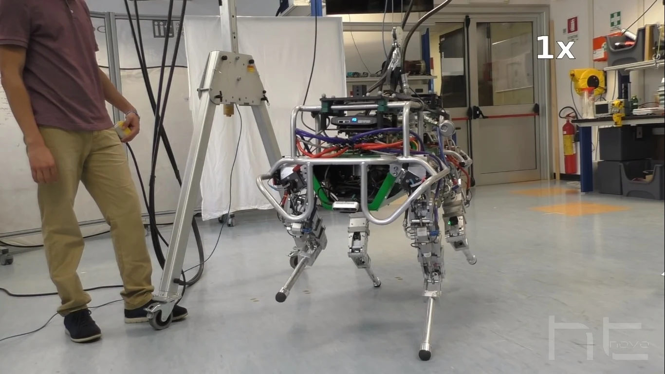 Questo robot di 90 KG cammina in equilibrio su un asse di 6 cm | Video