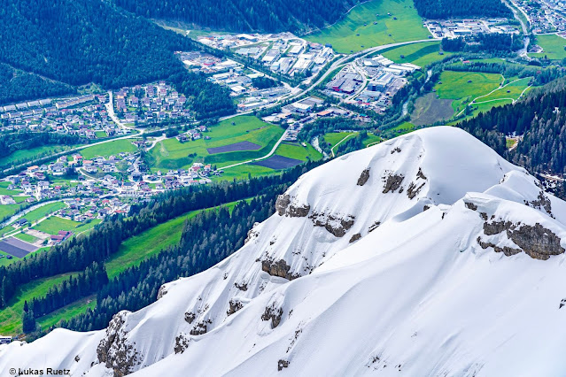 Kein alltäglicher Anblick für Ende Mai. Sattes grün in den Tälern, zum Teil noch tief winterlich auf den Bergen. Nördliche Stubaier Alpen (Foto: 21.05.2021)