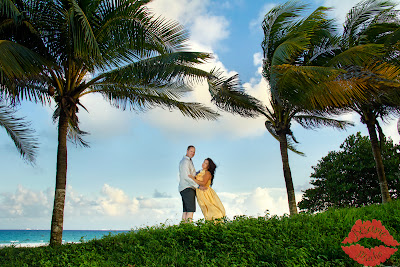between palms and sea couple picture at paradise