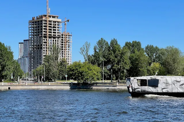 Нагатинская набережная, Москва-река, строящийся жилой комплекс Dream Towers, электрический речной трамвай