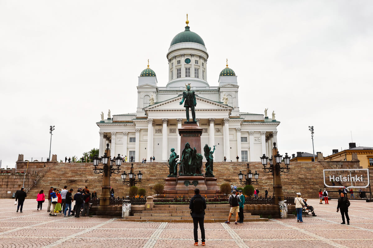 Pomnik cara Aleksandra II i katedra w Helsinkach