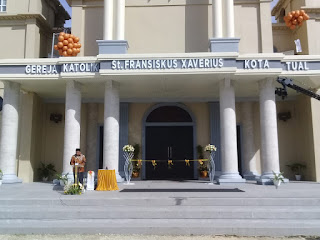 Wali Kota Tual Adam Rahayaan, S. Ag., M. Si., menyampaikan sambutannya pada momen Pentahbisan Gereja Katolik St. Fransiskus Xaverius Tual, Rabu (16/06/2021). Foto: Nick Renleuw