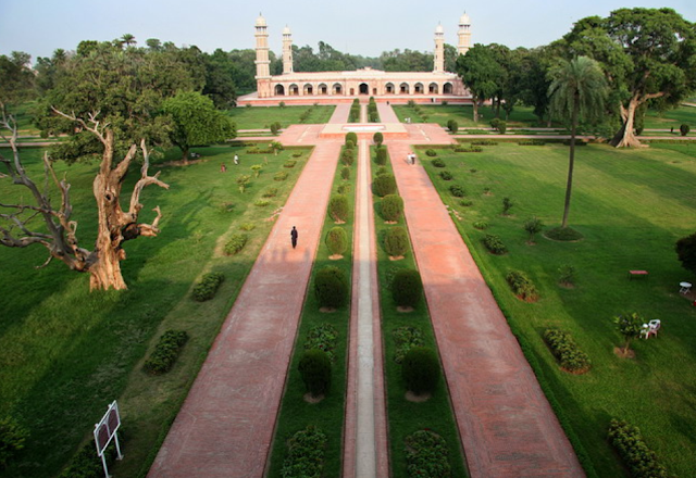               TOMB OF JAHANGIR LAHORE 