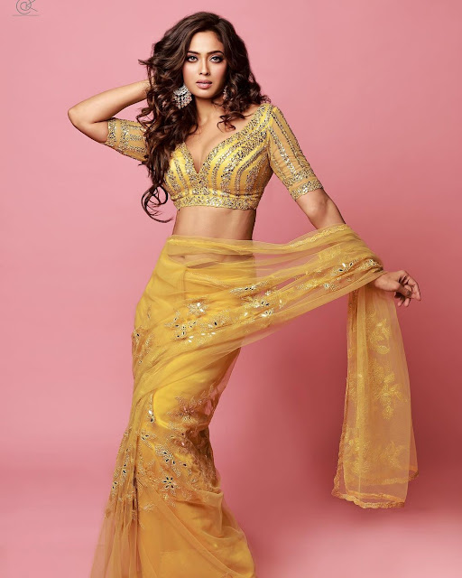 Shweta Tiwari wore a yellow Nitika Gujral saree with silver patterns. Shweta Tiwari Latest Instagram Post. Shweta Tiwari In a Yellow Saree.