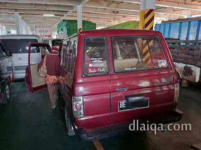 suasana di ruang parkir kendaraan