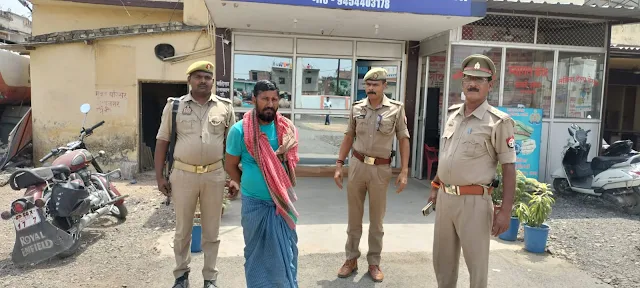 चंदौली : पराली जलाने के आरोप में पुलिस ने गिरफ्तार