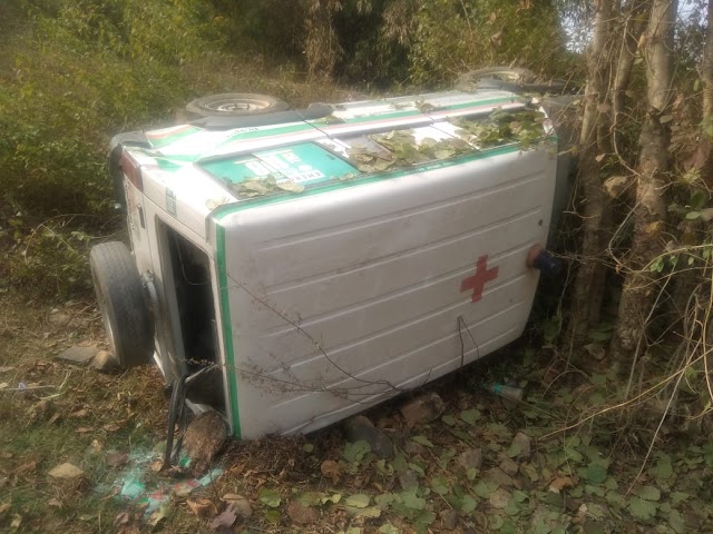 ड्राइवर ने नशे की हालत में जननी एक्सप्रेस को पलटाया,घटनास्थल पर ही हो गया महिला का प्रसव