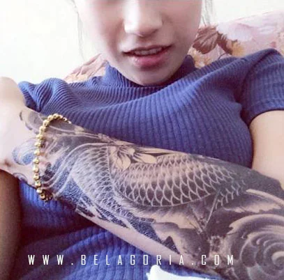 chica con tatuaje de carpa