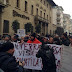 Banche, protesta risparmiatori ad Arezzo: cercano di entrare in sede Banca Etruria