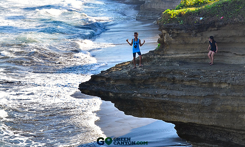  Pantai  Karang  Tajam Batu  Hiu Wisata Green Canyon 