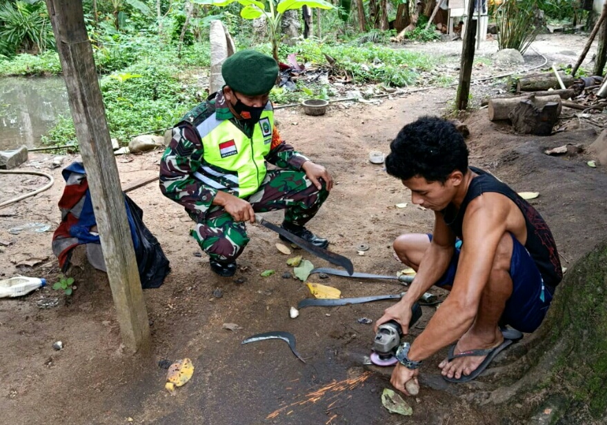 Tingkatkan Silaturahmi, Babinsa Desa Ceruk Lakukan Komsos Dengan Pekerja Pandai Besi