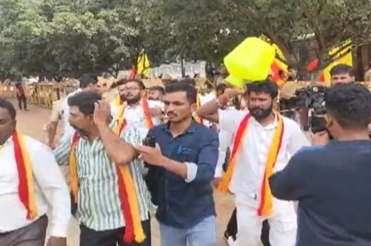कर्नाटक बंद का असर, बेंगलुरू में 44 फ्लाइट्स रद्द, प्रदर्शनकारियों ने की एयरपोर्ट में घुसने की कोशिश
