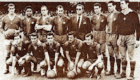 F. C. BARCELONA - Barcelona, España - Temporada 1961-62 - Pesudo, Benítez, Rodri I, Gracia, Luis Miró (entrenador), Segarra, Garay, Sadurní; Zaballa, Kocsis, Evaristo, Villaverde y Pereda - F. C. BARCELONA 6 (Villaverde 3, Evaristo 2 y Kocsis), REAL BETIS BALOMPIÉ 1 (Ansola) - 15/10/1961 - Liga de 1ª División, jornada 8 - Barcelona, Nou Camp - El BARCELONA  quedó Subcampeón de la Liga, con Kubala de entrenador, que suustituyó a Luis Miró en la jornada 14