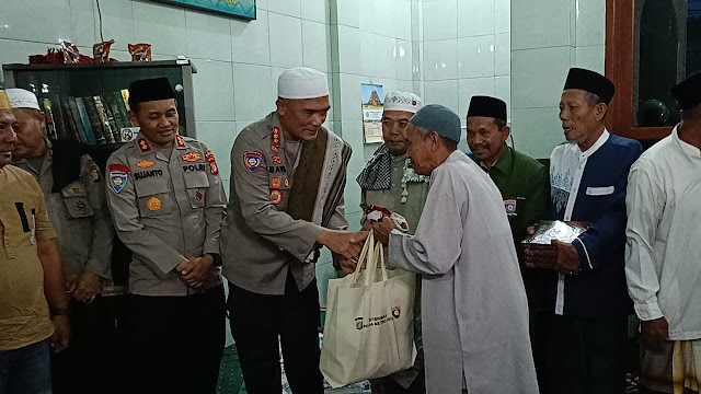 Dalam Rangka Cooling System Pemilu, Ditbinmas Polda Metro Jaya Gelar Subuh Keliling Seraya Serahkan Bantuan Alquran Dan Sembako