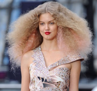 tendance-coiffure-fashion-week-le-volume-crepe-10291394xgiqx_1933