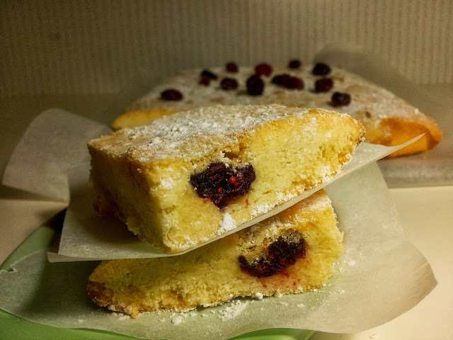 blondie de chocolate blanco con arándanos