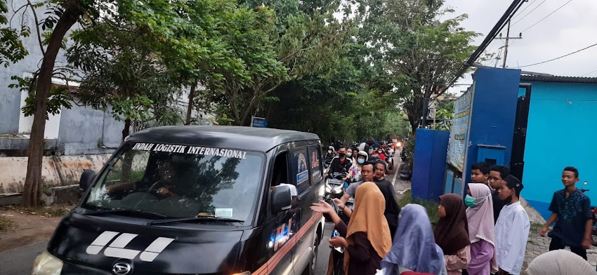 Pembagian Takjil Gratis Bagi Pengguna Jalan di Depan MTs Muhammadiyah 19 Surabaya