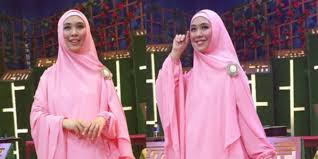  ini ialah jilbab yang rekomended bagi anda selaku  seorang muslimah yang taat terhad √43+ Model Terbaik, Jilbab Syar'i Oki Setiana Dewi Modern 2022