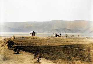 sekelompok pria di tepi pantai danau toba pangururan