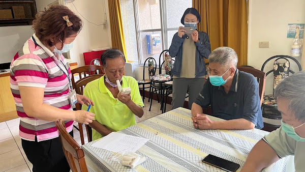 ▲田中衛生所護理師幫學員做一氧化碳呼氣檢測。（記者林明佑翻攝）