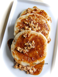 Hotteok ( 호떡 Pancake with Cinnamon Peanut Syrup Filling )