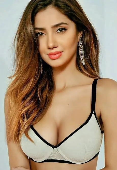 Mahira Khan hottest looks, mahira Khan sexy, Mahira Khan Big boobs and Cleavage show, Mahira Khan lovely smile, Mahira Khan bra and Bikini, mahira Khan clevege Show, Mahira Khan boobs