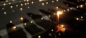 ΣΗΜΕΡΑ  «Ένα Συγγνώμη Από Εμάς Σε Σας Εκεί Ψηλά»: Σιωπηλή συγκέντρωση για τους νεκρούς από την πυρκαγιά, απόψε στο Σύνταγμα