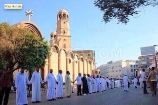 Sejumlah muslim melindungi gereja Kristen Koptik