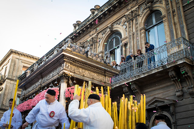 Festa di Sant'Agata a Catania-Giro esterno-Processione dei fedeli devoti con la vara