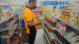 Unit Reskrim Polsek Sliyeg Cek Harga Minyak Goreng di Minimarket Desa Sudikampiran.