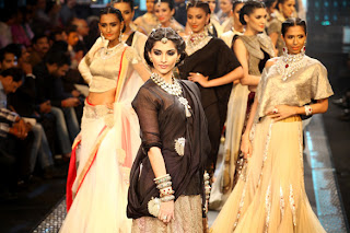 Sonam Kapoor and  Madhuri Dixit at IIJW 2012 Finale