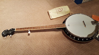 ADM - 5-String Banjo 24 Bracket with Closed Solid Wood Back and Geared 5th Tuner, Beginner Pack