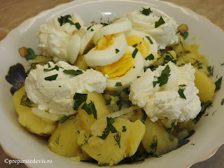 Salata de cartofi reteta dietetica cu ceapa masline oua branza sare de mare otet de mere ulei de masline marar si patrunjel retete mancare salate,