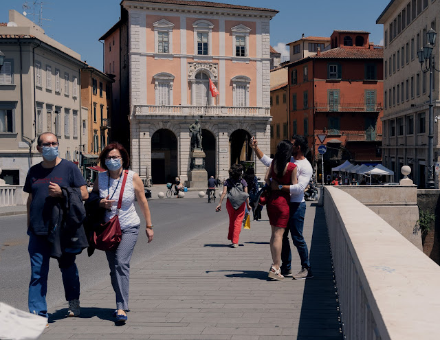 turisti fanno un selfie