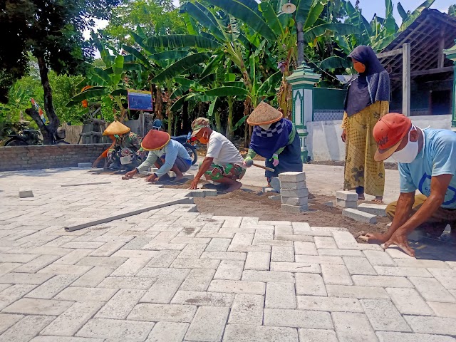 Hari ini pemasangan Paving Blok di halaman Gedung TPA Al-Amin  telah selesai dilaksanakan