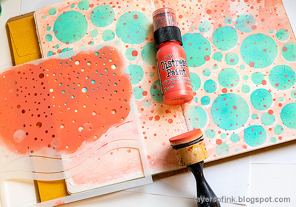 Layers of ink - Happy New Year Art Journal Page Tutorial by Anna-Karin Evaldsson. Sponge paint through Simon Says Stamp Mix and Match Circles stencil.