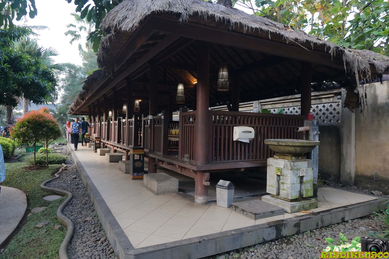 Perjalananku Rumah  Makan  Taman Lesehan Dewi Sri Jl 