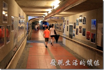 瑞芳火車站的地下道有那麼點古色古香的味道，走到內的牆壁上也掛滿了老照片，可惜沒空欣賞。