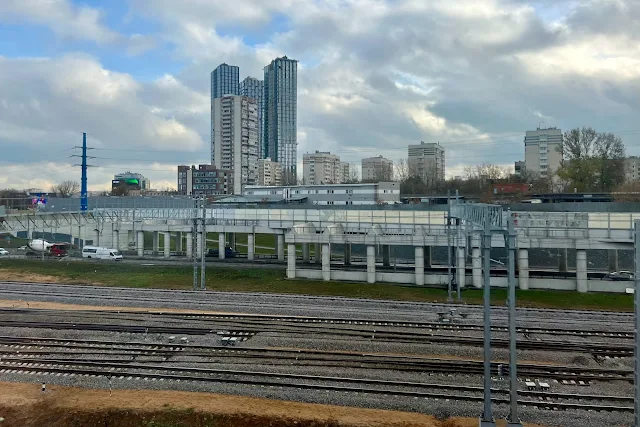 вид из окна поезда, проспект Генерала Дорохова, строящийся жилой комплекс Hide