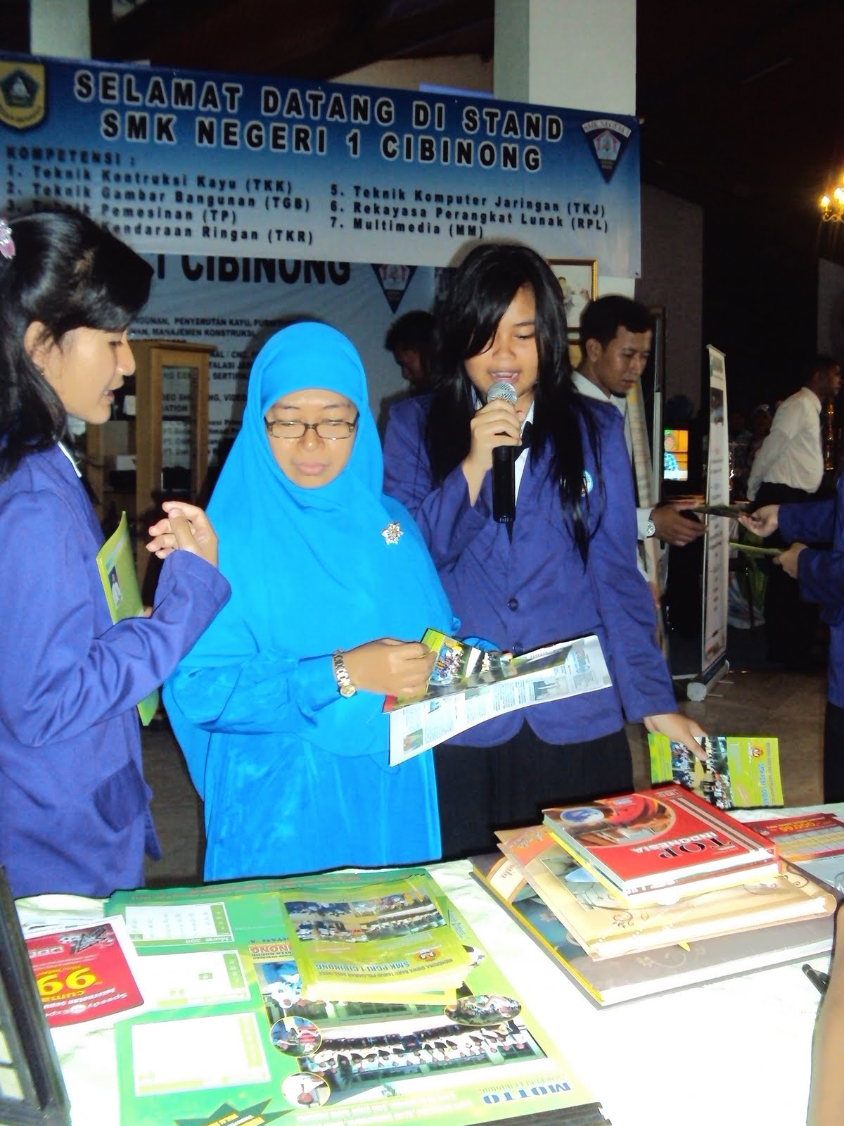 Cibinong merupakan stand yang ia cari pertama kali dalam pameran kali ini Santi yang masih duduk di bangku kelas IX SMP Negeri Babakan Madang ini