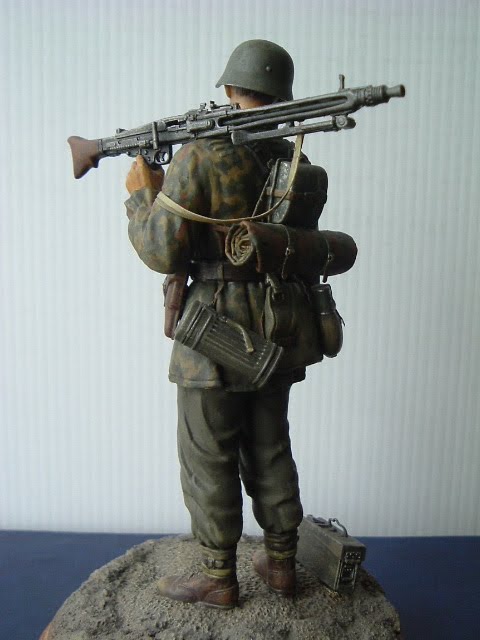 Marks Models Pt 5. SS Mg42 Gunner More from Mark in 1/16th scale.