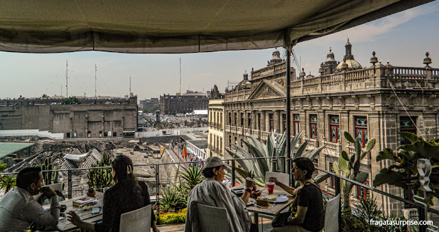 café com vista para o Templo Mayor dos astecas e a Praça do Zócalo, coração do Centro Histórico da Cidade do México