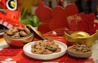 Source: The Regent Hong Kong. Cookies inside an ingot-shaped container.