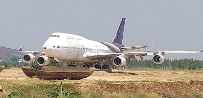 Boing 747 im Reisfeld Chainat Thailand