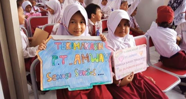 Bantuan Perlengkapan Sekolah untuk Siswa Kurang Mampu oleh Yayasan Amway
